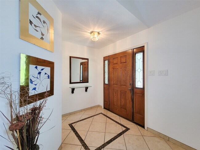 Building Photo - 2431 Edgewood Dr