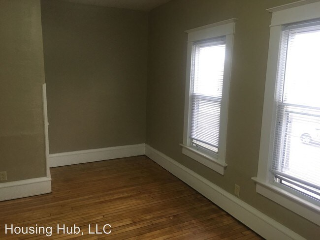 Building Photo - 1749 Wordsworth Ave W