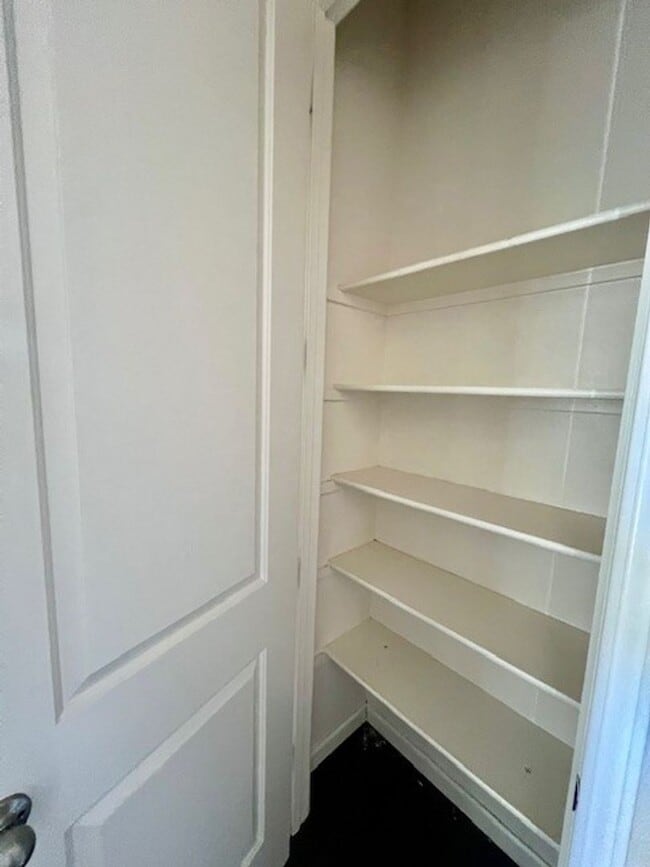 Building Photo - Northwest Bakersfield Gated Home