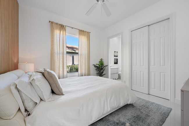 Building Photo - 8988 Lakes Blvd