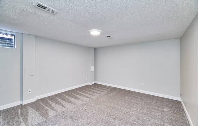 Building Photo - 2402 Savoy Dr