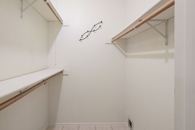 Building Photo - Freshly Renovated! Great Location! Such a sweet home