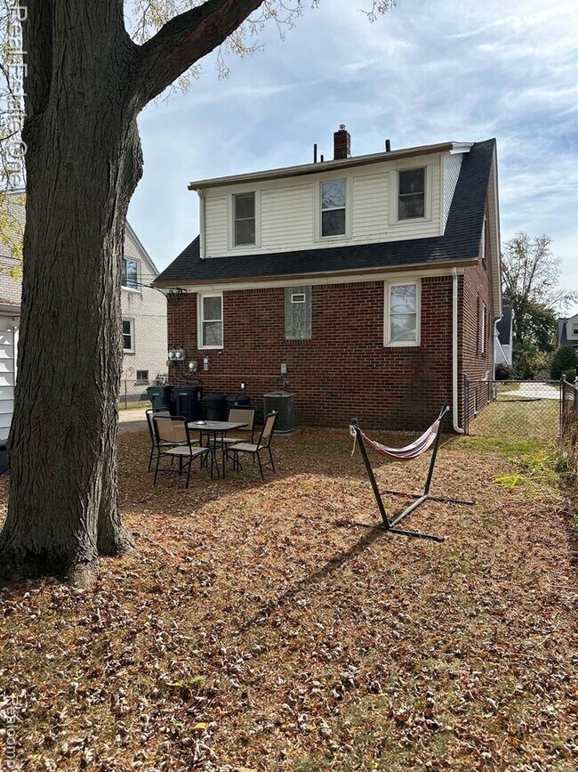 Building Photo - 122 W Houstonia Ave