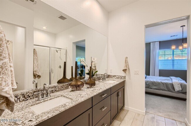 Building Photo - 3841 E Rainbow Dr