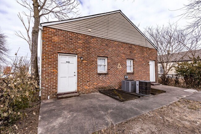 Building Photo - 726-728 W Saint Catherine Street