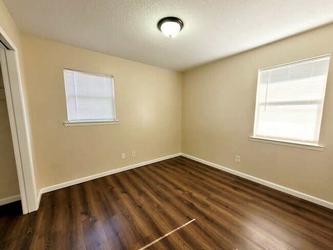 Building Photo - 3 bedroom home with Electric included
