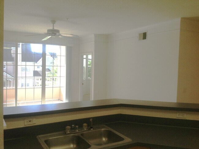 Building Photo - Hamptons At Metrowest - 2/2 Condo with balcony!!