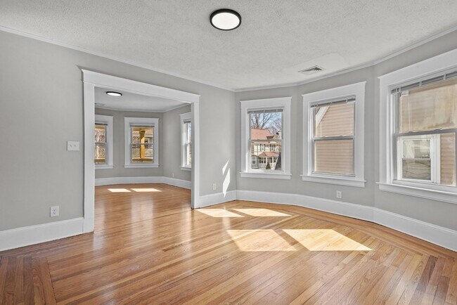 Building Photo - Completely Renovated 2 Bedroom in Elmhurst!