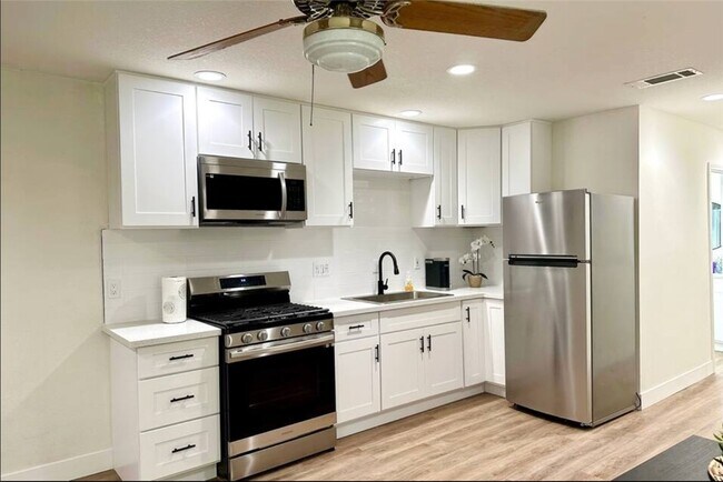 Building Photo - 425 Lewis Pl