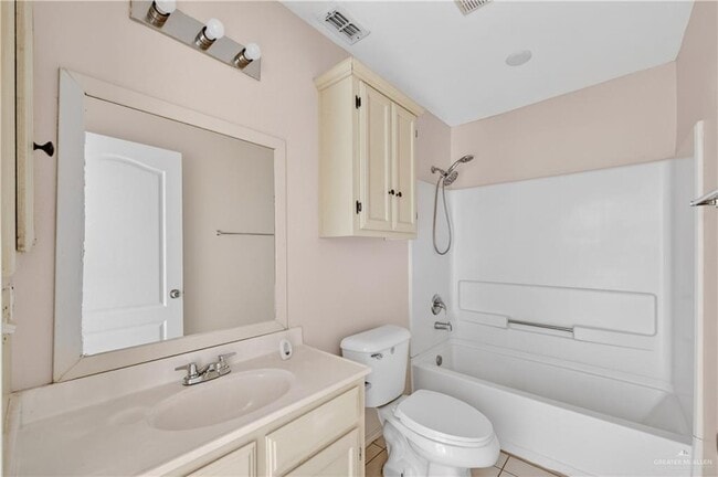 Building Photo - 18 Redbud Ave