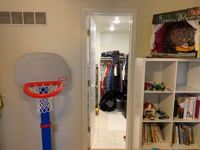 Building Photo - 1 bedroom, 1 bath home - Available August 2026!