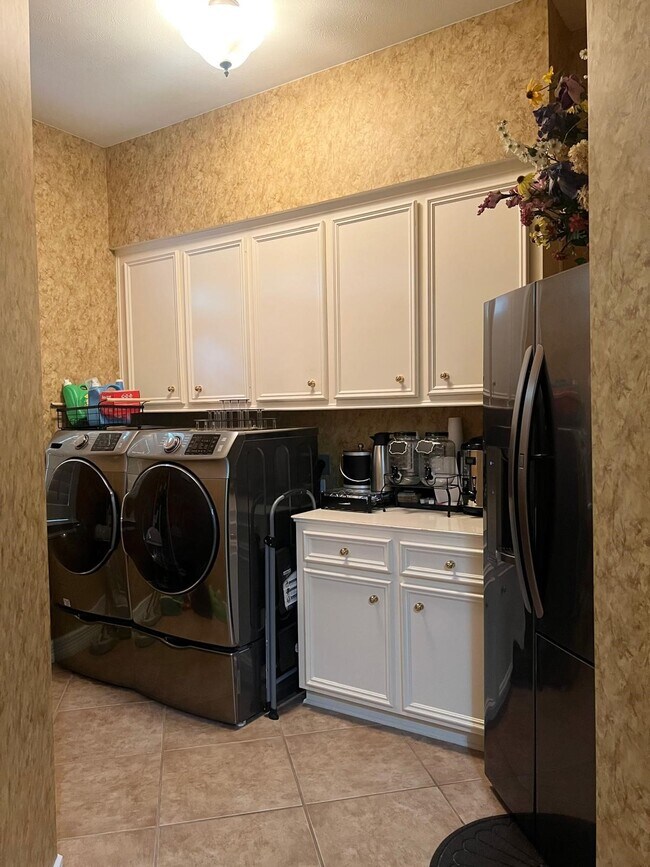 Building Photo - 4114 Fisher Lake Dr