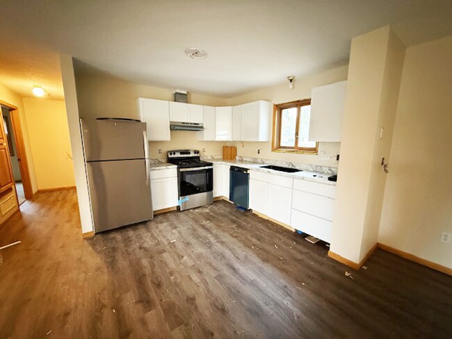 Building Photo - Large 5 bedroom home with updates in quiet neighborhood