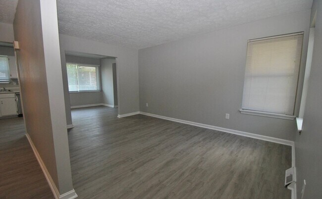 Building Photo - Available 8/1/26 - East Louisville 3 bed, 1.5 bath ranch on corner lot