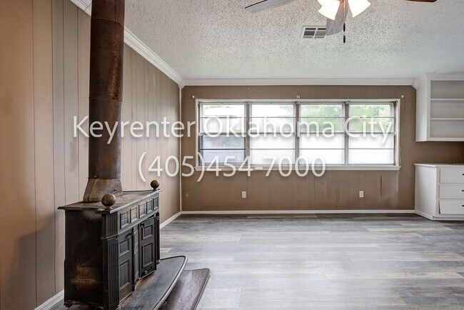 Building Photo - Move-In Special *1/2 Your First Month's Rent* Wonderful 3BD/2BD Home minutes away from Quail Spri...