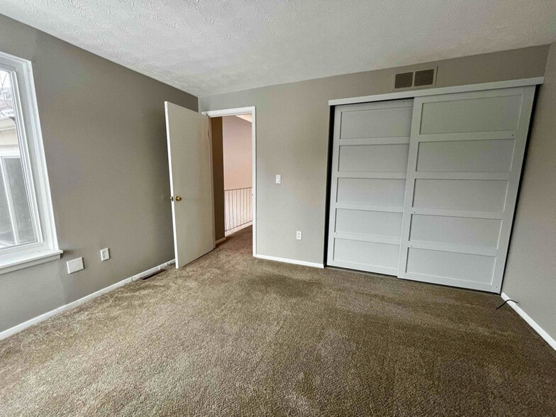 Building Photo - 31 Tilegate Glen