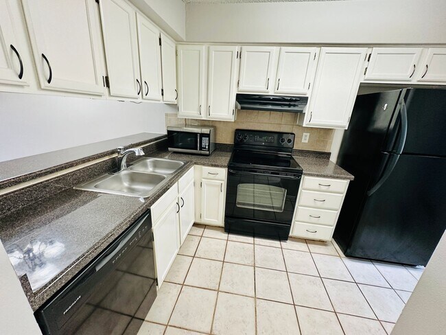 Building Photo - Charming 2BR/2BA Condo in South Congress -...