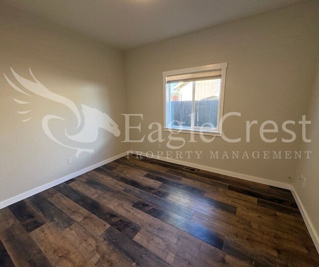 Building Photo - Three Bedroom, Two Bathroom Home in Eastgate **Half Off 2nd Month's Rent**