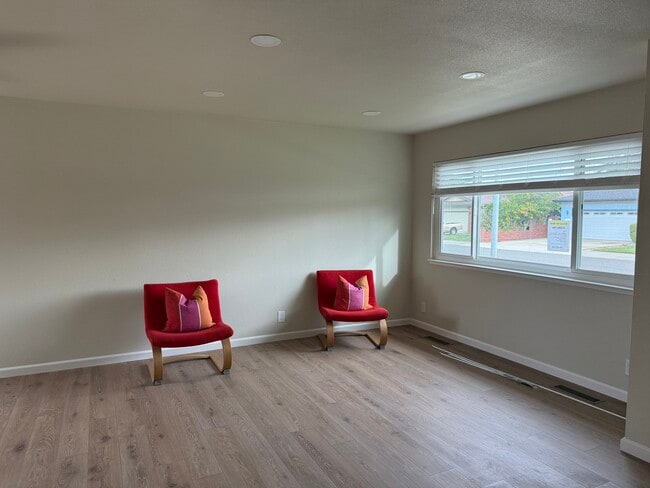 Building Photo - 1127 Dover Dr