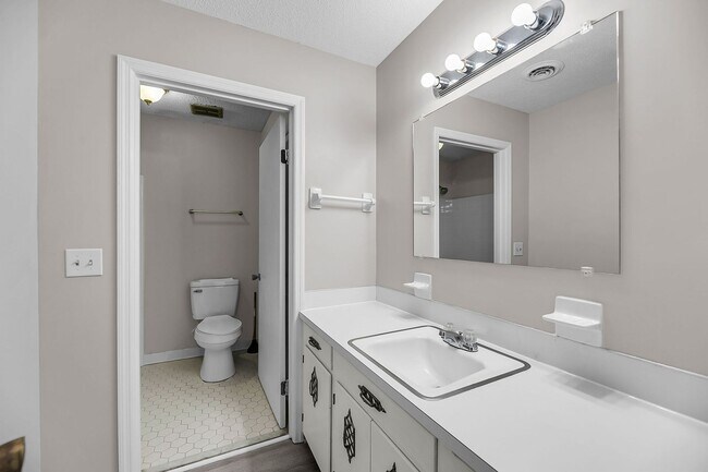 Building Photo - 2 Bedroom, 2.5 Bath Home with Flex Room on...