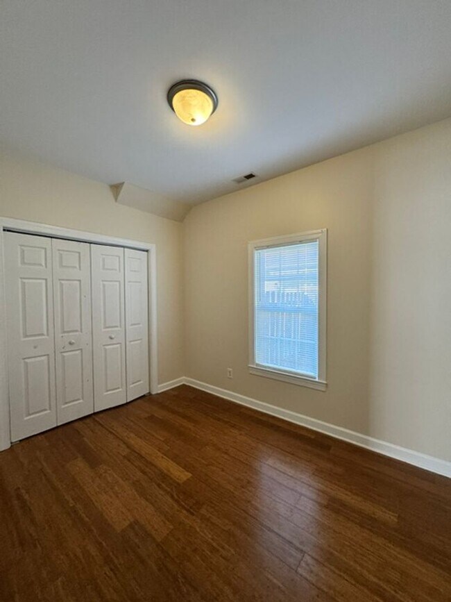 Building Photo - 150 Raye Dr