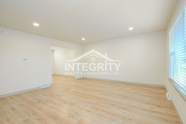 Building Photo - 6475 W Kingsley Ave