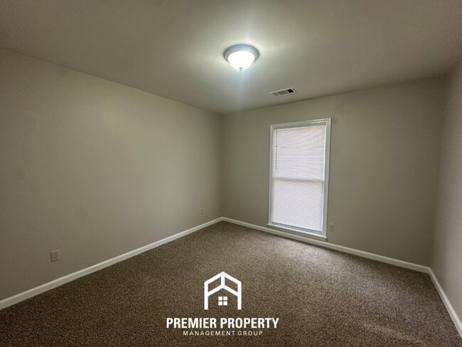 Building Photo - 8374 Kings Trail Cove