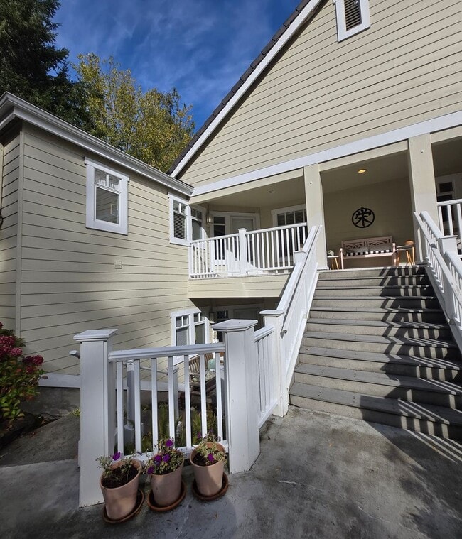 Building Photo - ***PENDING APPLICATIONS***2 Bedroom 1.75 B...