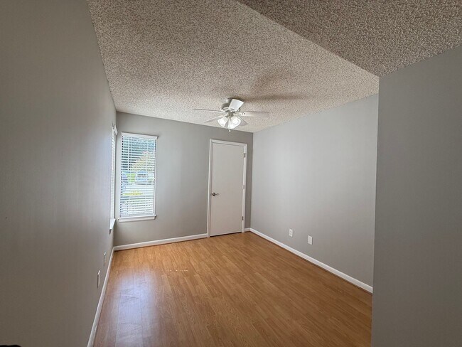 Building Photo - Condo in Lake Vista