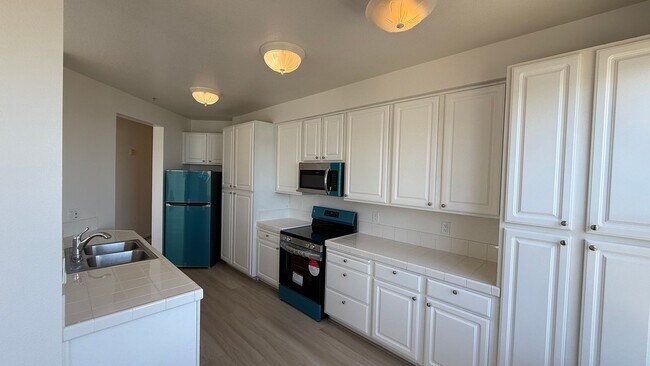 Building Photo - Epic REA - Top floor, Sweeping Views, 3 BR...