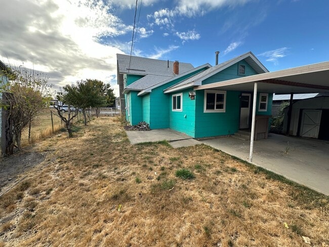 Building Photo - Beautifully renovated 3bedroom/2 bath house. 1/2 off 1st month's rent!