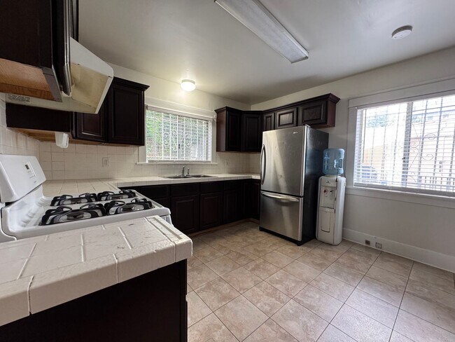 Building Photo - Large centrally located unit with shared yard