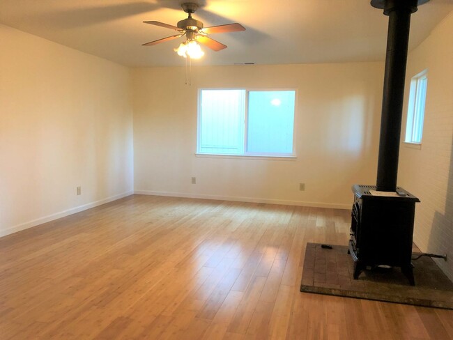 Building Photo - 2 bedroom, 2 bath, living room, family roo...