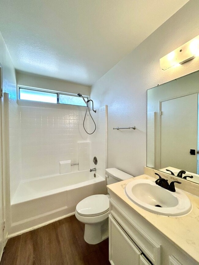 Building Photo - 5 Bed, 2 Bath in Otay Mesa!