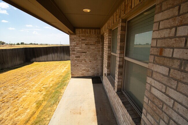 Building Photo - "Charming 3-Bed, 2-Bath Oasis in Lubbock – Spacious 1,489 Sq Ft Haven!"