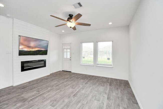 Building Photo - 5443 Pinetree Cres Ln