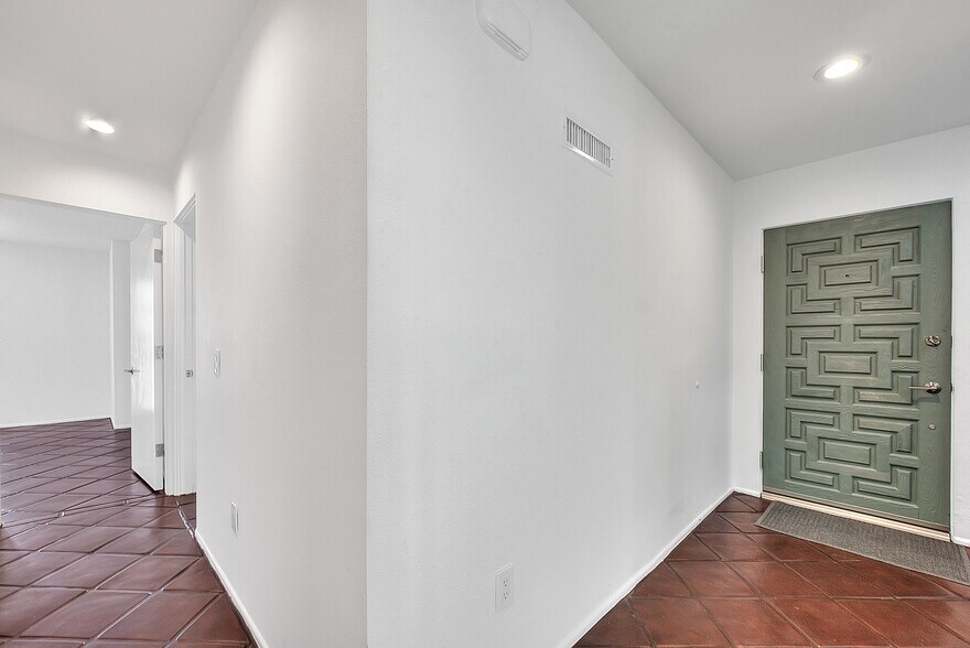 Building Photo - 310 Bayview Dr