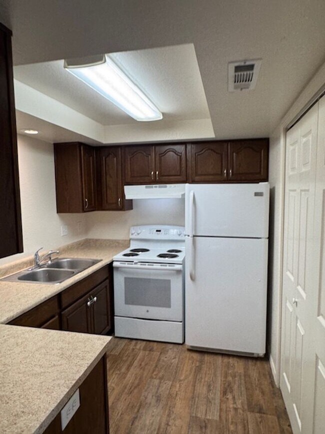 Building Photo - 2 BEDROOM TOWNHOME IN PHOENIX