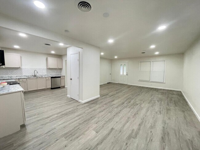 Building Photo - 2514 Garden Dr