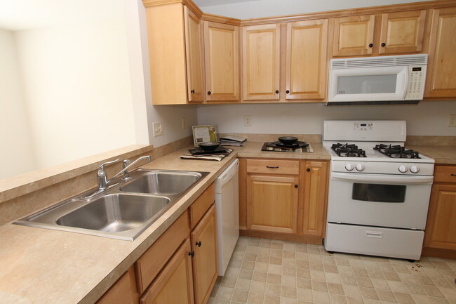 Building Photo - 3 Bedroom Condo Overlooking Pond!