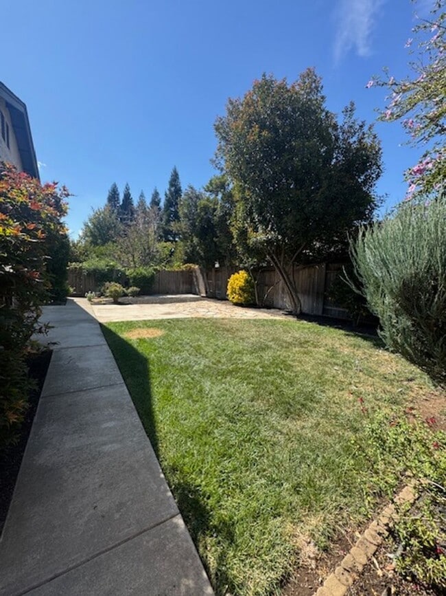 Building Photo - Beautiful 5 bedroom home ready for move in!