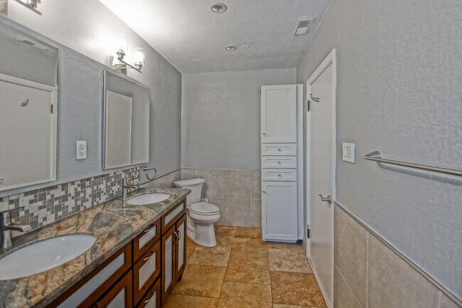 Building Photo - 2809 Carlsbad St