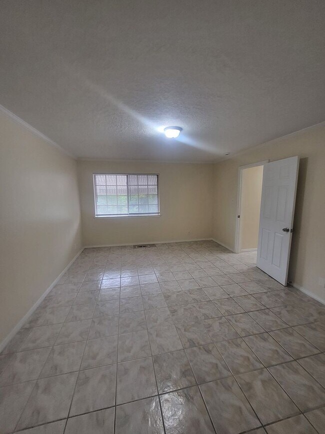 Building Photo - North valley 3 bedroom 2/BA 1245/sf 1/CG 2...