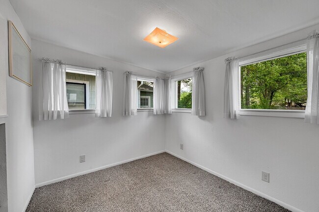 Building Photo - $2,300.00 - 2 Beds, 1 Bath, Single Family ...