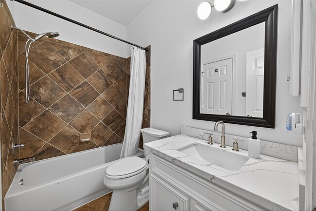 Building Photo - 2308 Bastrop St