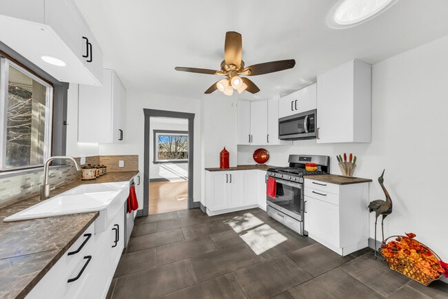 Building Photo - Beautiful Sugarhouse 3 Bedroom!