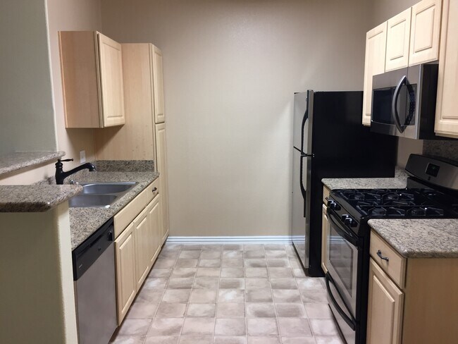 Building Photo - COZY GATED CONDO NEAR THE 95!