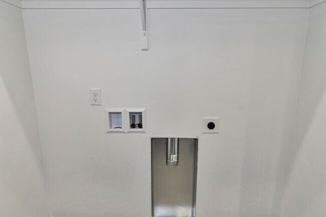 Building Photo - 3 Bed 2 Bath Townhome!