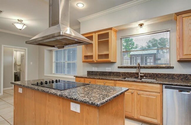 Building Photo - 5339 Holly View Dr