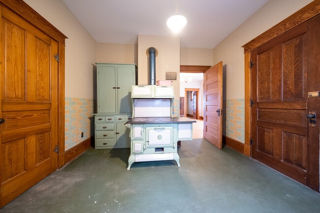 Building Photo - 128 2nd Ave W